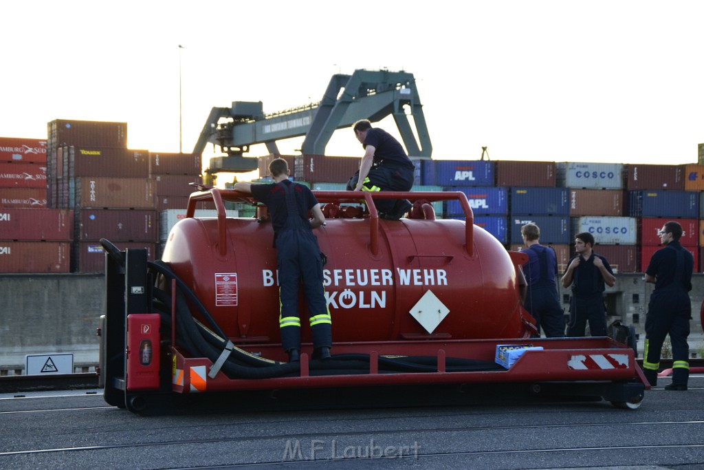 Havarie Wassereinbruch Motorraum beim Schiff Koeln Niehl Niehler Hafen P201.JPG - Miklos Laubert